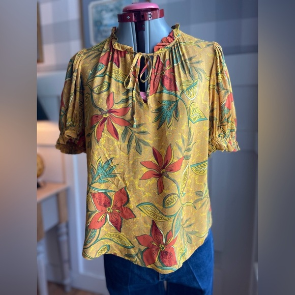 Rose & Olive Tops - Rose & Olive Floral Yellow Top Size Medium